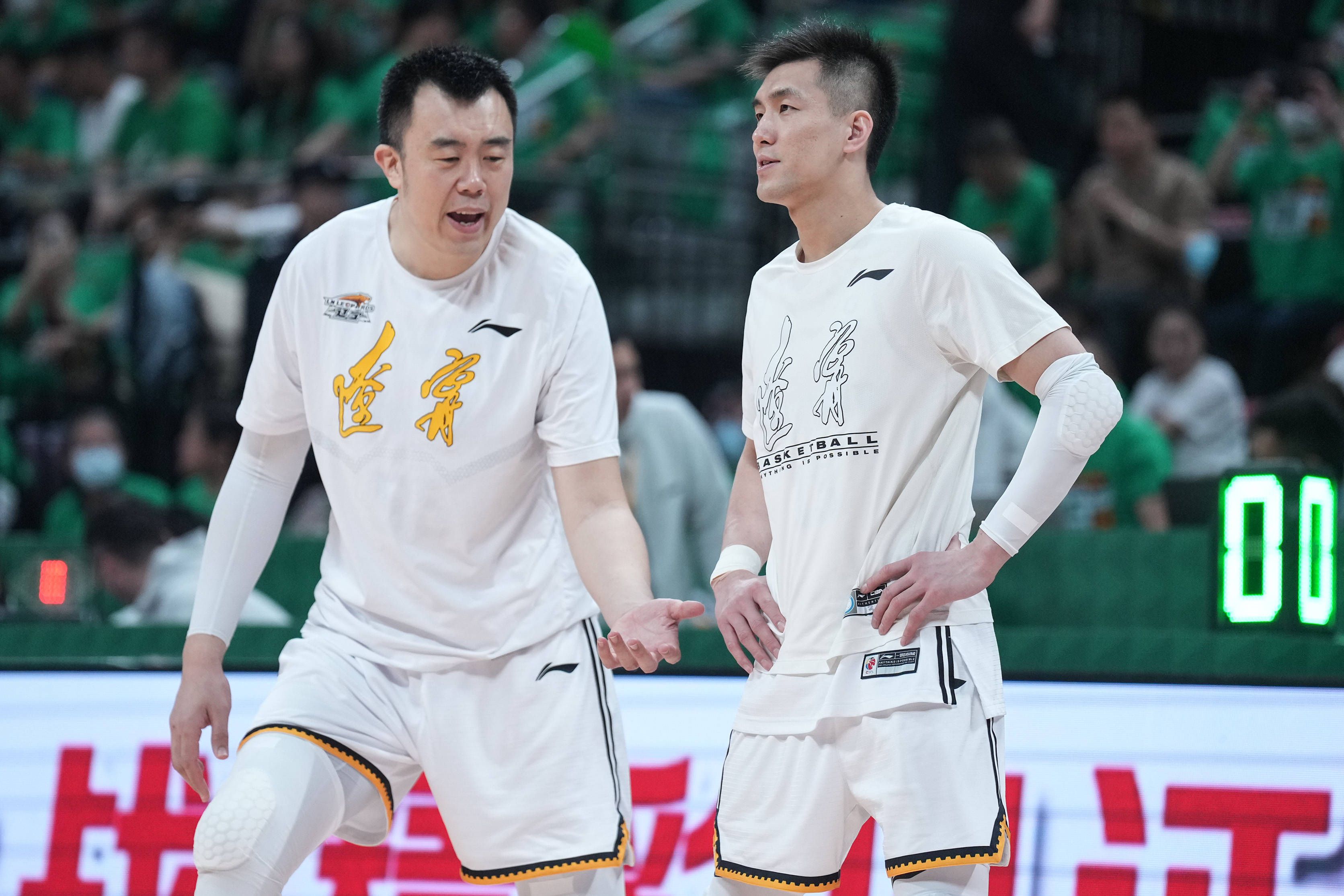 斯莫林和罗马在今年夏天续约至2025年，而现在斯莫林何时能够复出仍未确定，罗马只能继续等待。